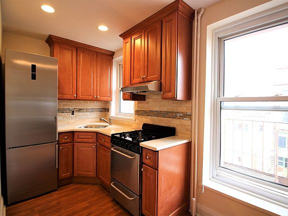 2nd image of 261 Sackett St #3