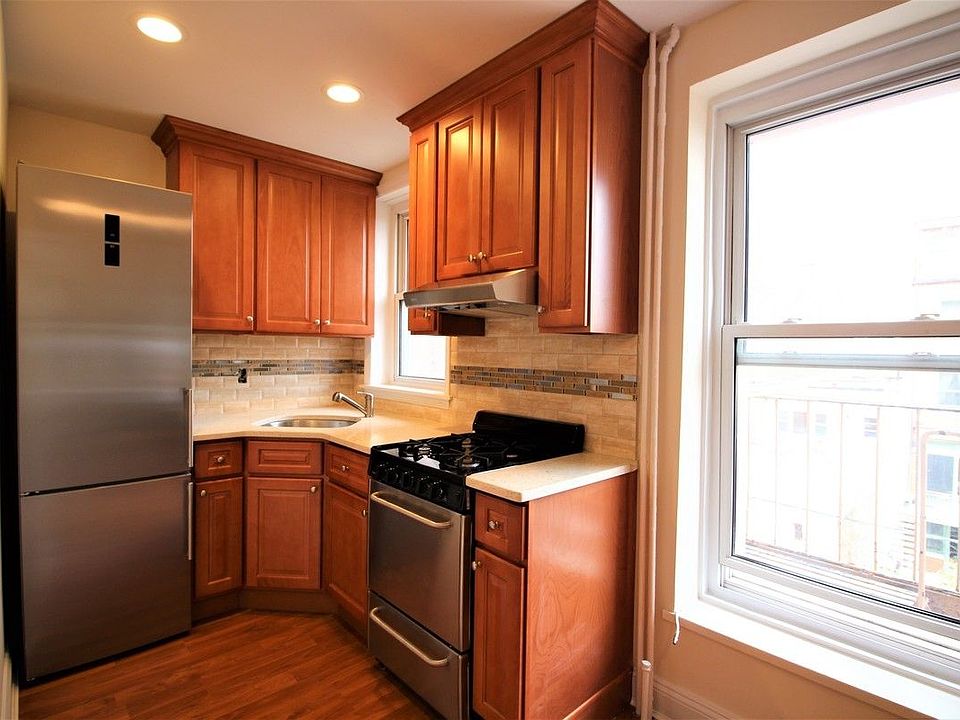 1st image of 261 Sackett St #2