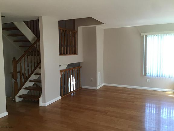 4th image of 10 Farragut Ave