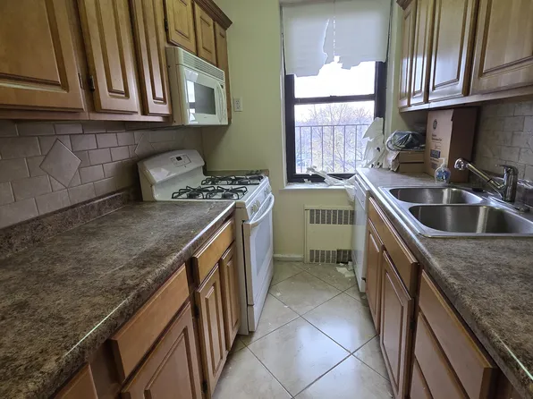 1075 Ocean Parkway image 5 of 9