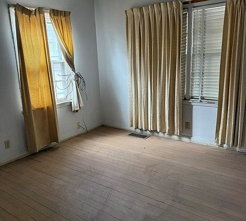 3rd image of 808 S Poplar St