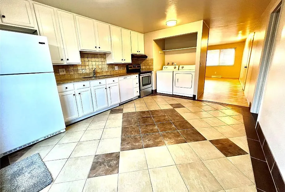 3 bed, 1072 sqft, $2,650 — Photo 3