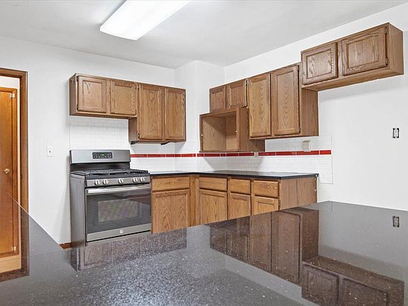5th image of 102 W Poplar St