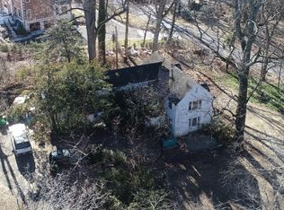 2 Dock Ln, Great Neck, NY 11024