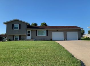 723 Country Club Dr, Maquoketa, IA 52060