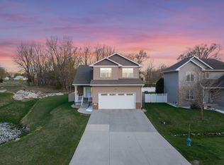 5633 Summerland Dr, Waterloo, IA 50701
