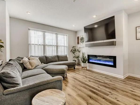 2214 Gateway Curv, North Saint Paul, MN 55109