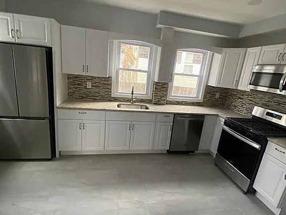 2nd image of 179 Campbell St