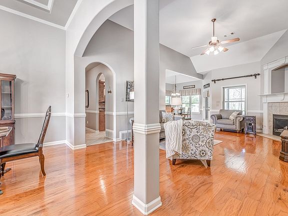 5th image of 385 Whispering Creek Dr