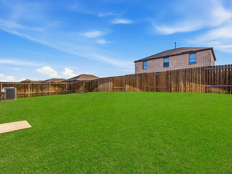 2105 Yarbrough Dr — Photo 35
