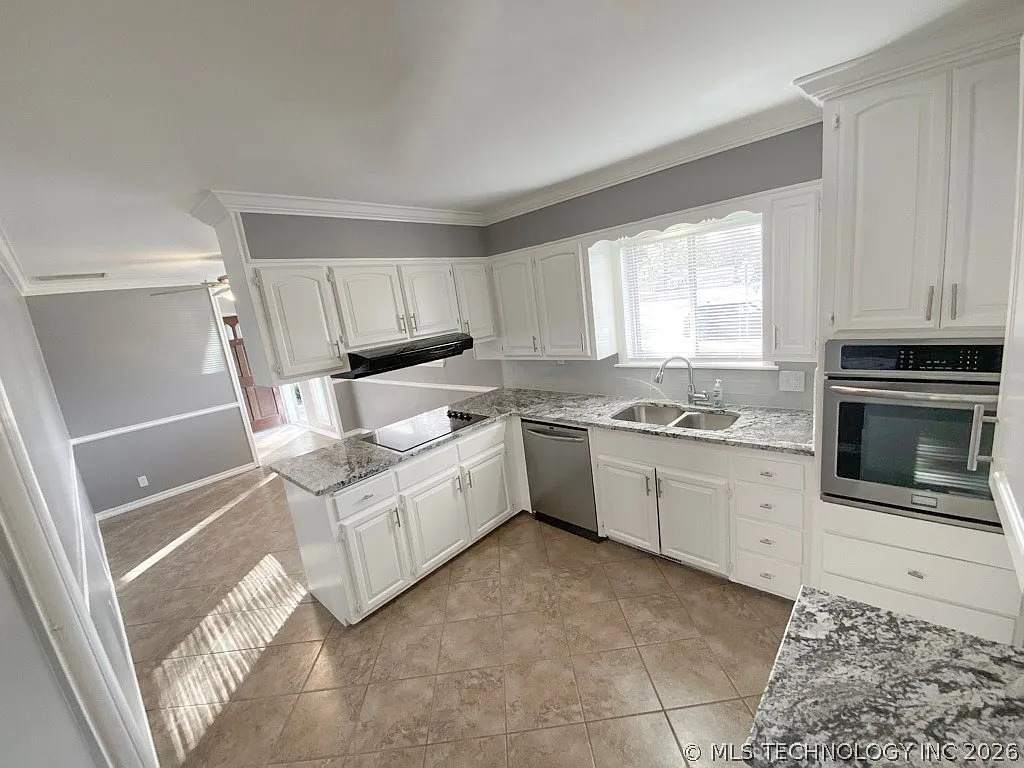 3 bed, 2.0 bath, 1407 sqft, $1,900 — Photo 4