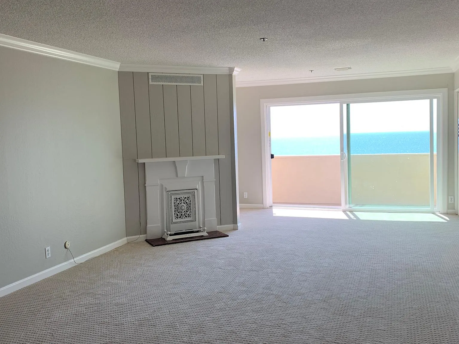 933 Shoreline Dr — Photo 1