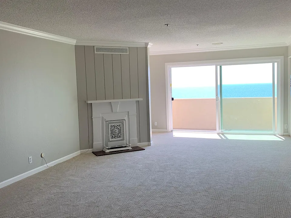 933 Shoreline Dr
