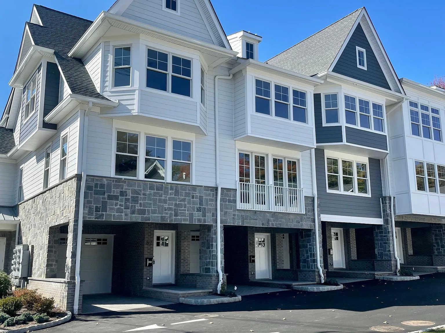 3 bed, 3.5 bath, $5,475 — Photo 1