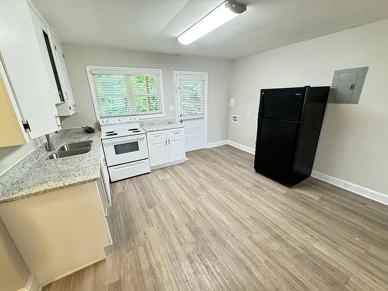 1404 Oakwood Ave — Photo 5
