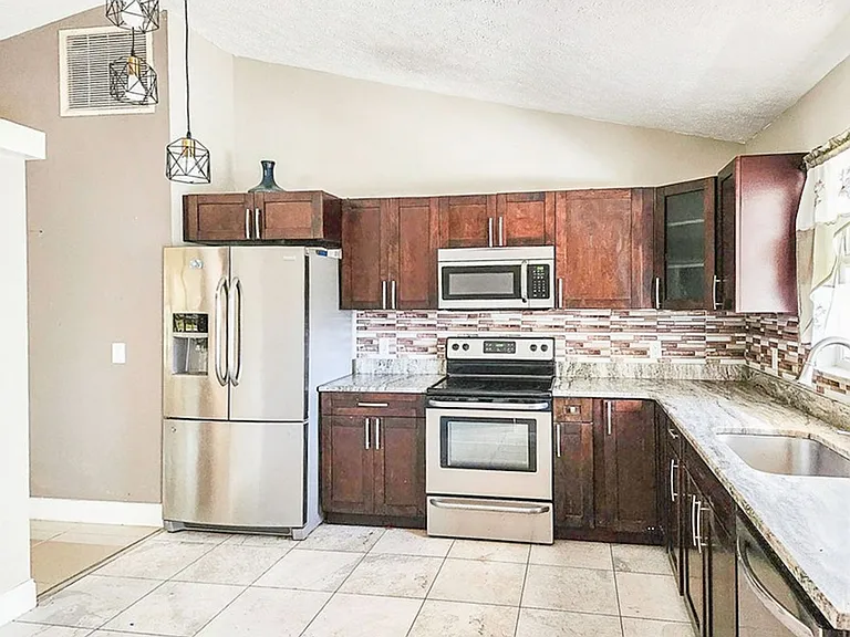518 SE Ocean Spray Ter — Photo 5