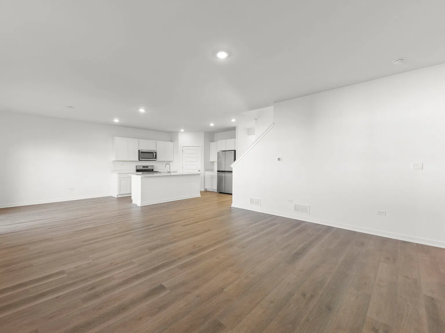 4 bed, 2.5 bath, 2600 sqft, $4,100 — Photo 4