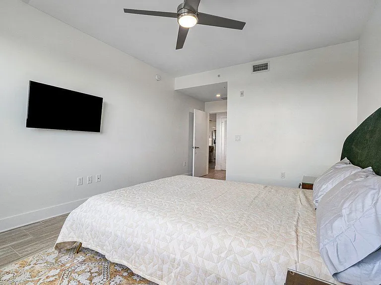 236 SE 5th Ave #303 — Photo 11