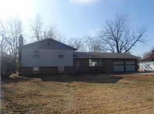 618 E 2nd Ave, Garnett, KS 66032