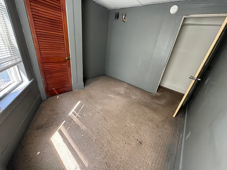 107 College St #1R — Photo 10