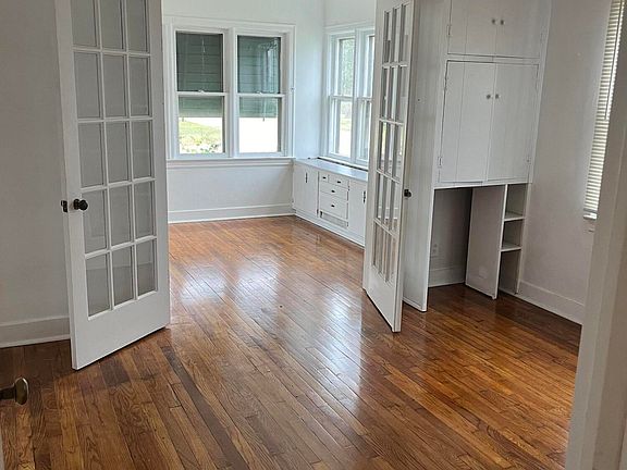 2nd image of 2421 Pearl St