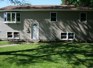 62 10th St, Auburn, ME 04210