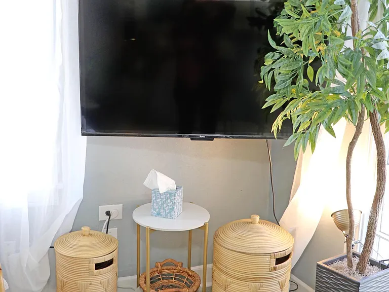 Wall mounted 50 Roku TV can pull out to move into best viewing position. Guest mode allows you to log onto any of your streaming services then automatically log out on your specified end date.