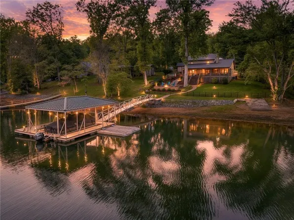 2110 Pine Lake Rd, Hiawassee, GA 30546