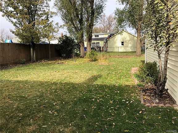 4th image of 160 Clover Pl