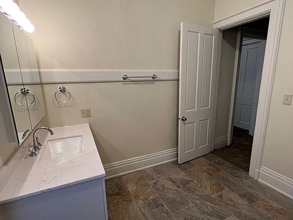 5th image of 2360 Auburn Ave APT 5