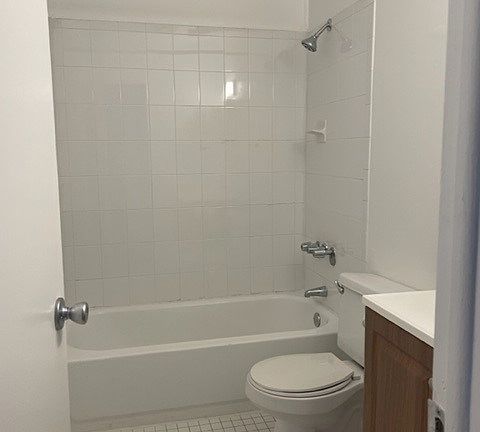 5th image of 400 Woodhills Dr APT 408