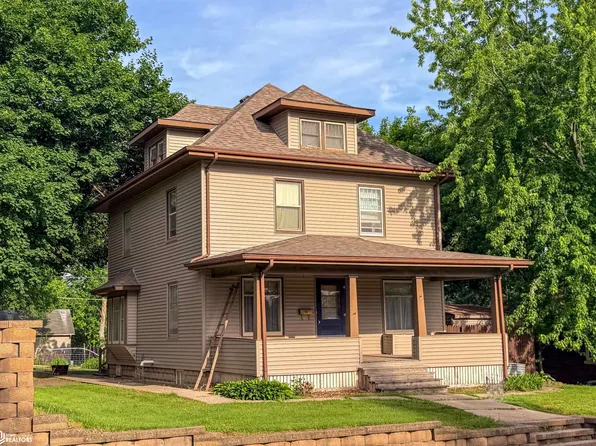 216 4th St NE, Hampton, IA 50441