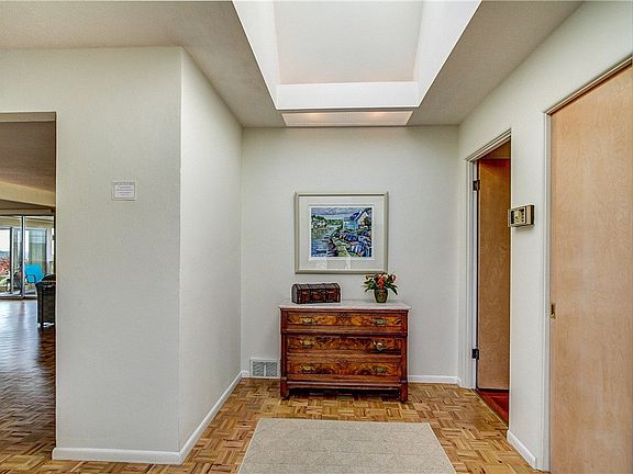2nd image of 924 S Aurora Ave