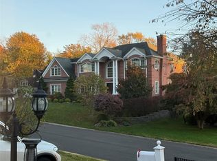 7 Old Farm Rd, Great Neck, NY 11020