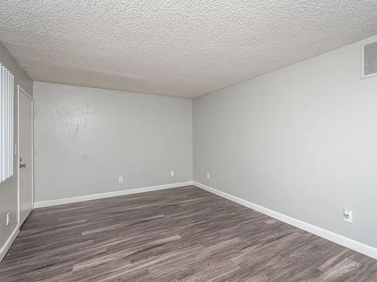 Gold Creek Apartments — Photo 31
