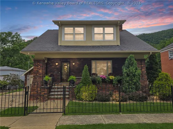 127 Riverside Dr, Logan, WV 25601