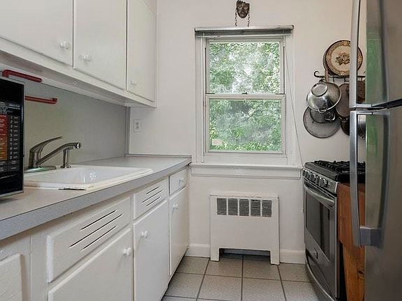 4th image of 226-22 Kingsbury Ave #A