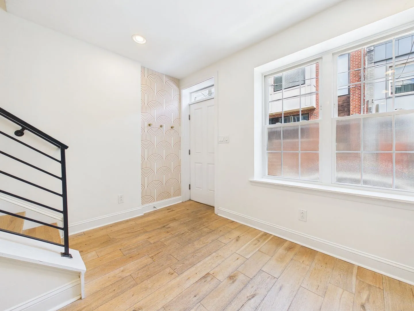 2 bedroom, 2 bathroom house with backyard — Photo 2