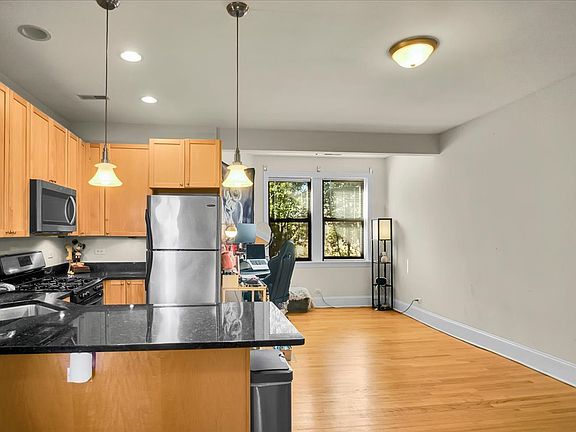 2nd image of 7635.5 N Greenview Ave #3S