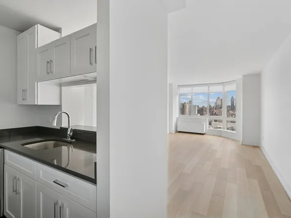 420 West 42nd Street image 10 of 28
