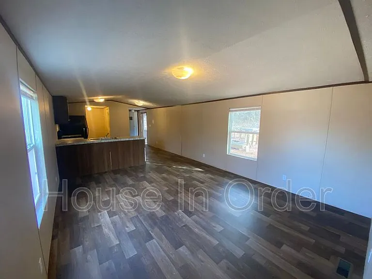 124 Shamrock Park Dr — Photo 10