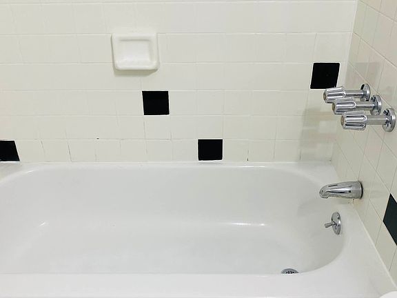3rd image of 206 E 32nd St APT 1FW