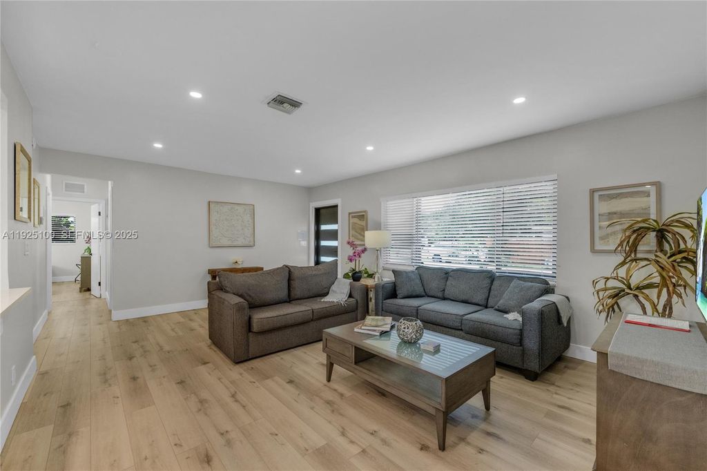 1204 NE 7th St, photo 6