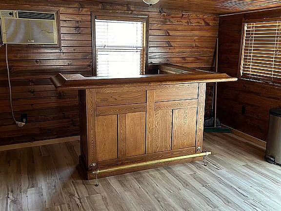 Bar with running water