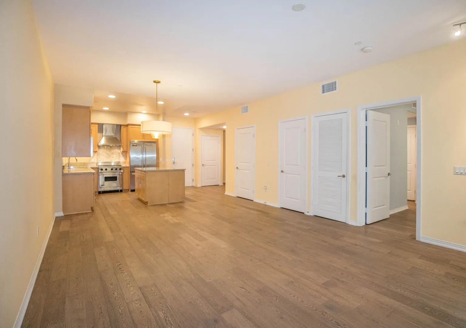 Luxury Living Marina Del Rey! 1+1.5 & Den! — Photo 4