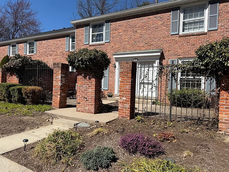 58 Williamsburg Dr #58 — Photo 1