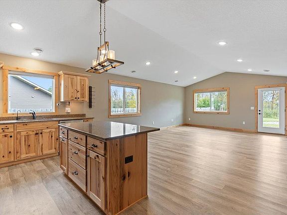 5th image of 470 Spruce Dr