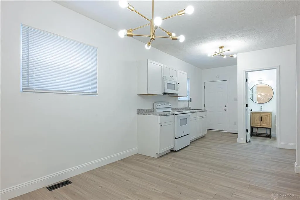 2 bed, 1.0 bath, 897 sqft, $1,100 — Photo 2