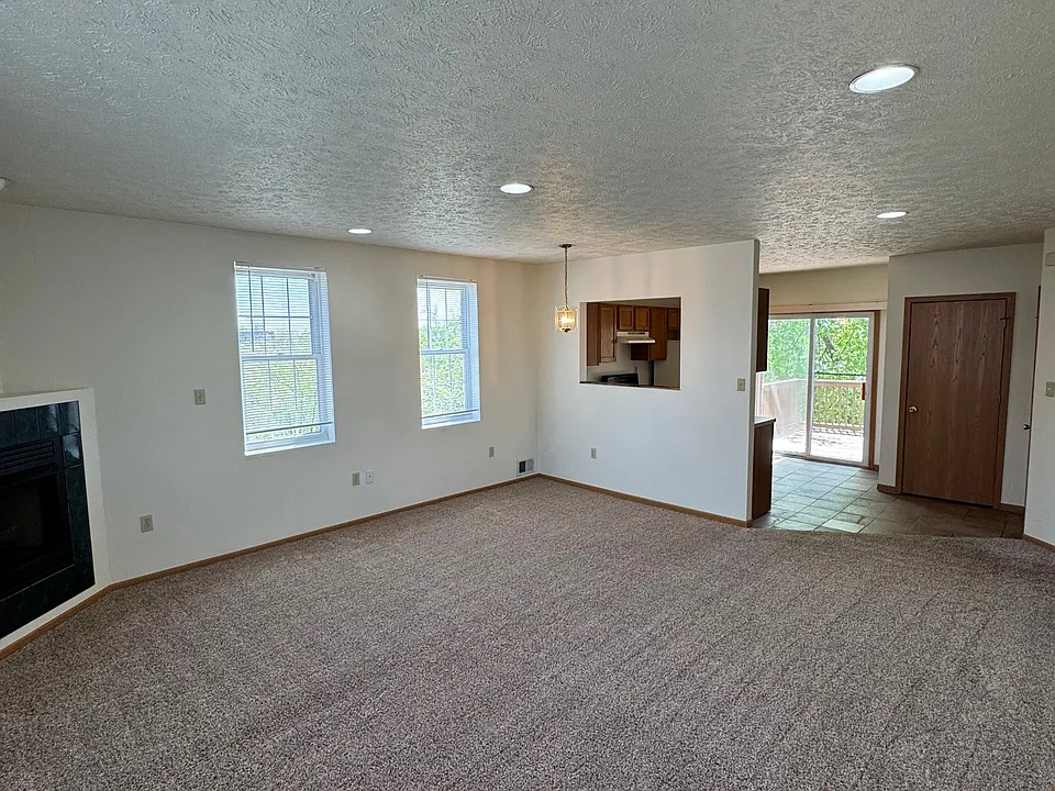 327 Boggs Ave #2