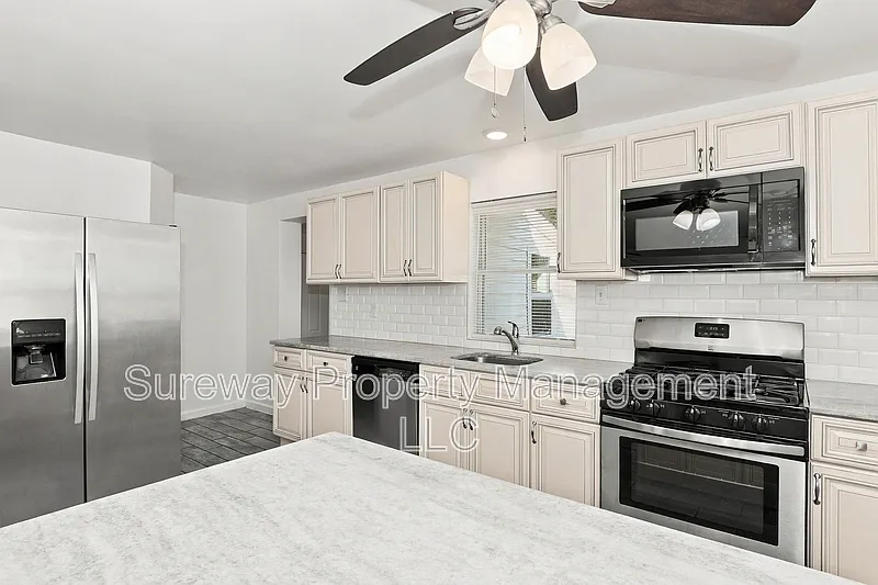 3 bed, 1.0 bath, 1056 sqft, $2,500 — Photo 4